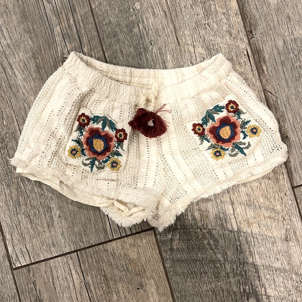 Embroidered shorts with frayed edges.